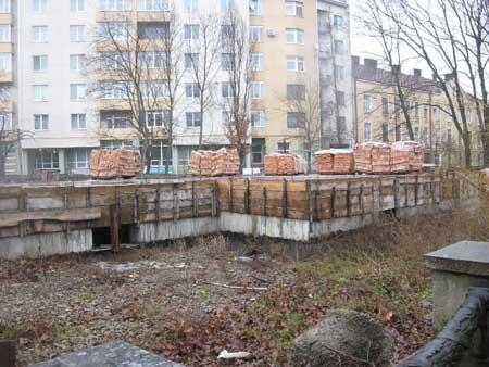 Фото церкви старое и немного неактуальное, сейчас там забор вокруг стройки