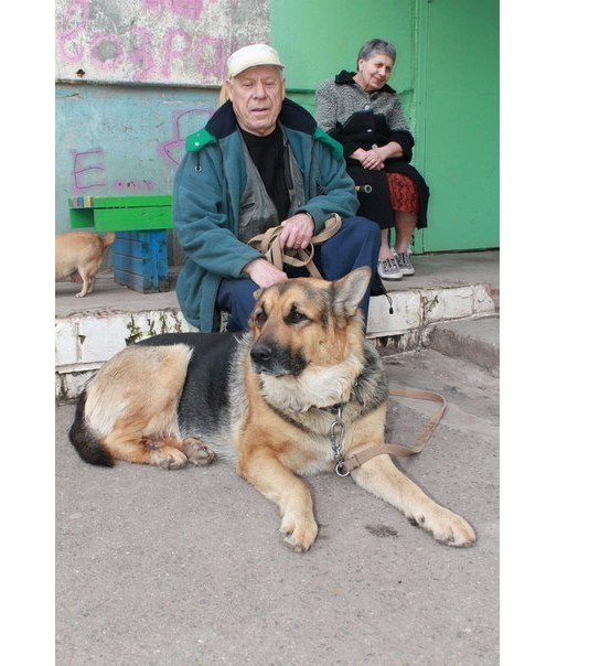 «Помогите найти друга» — с такой табличкой Владимир Григорьевич стоял на вокзале и у центрального рынка Братска Иркутской области.