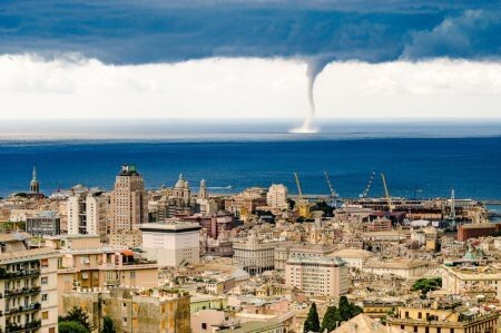 Торнадо в Генуе, Италия.