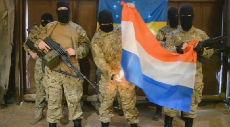 Недоскакали: украинские «европейцы» чтят ценности ЕС, сжигая голландский флаг