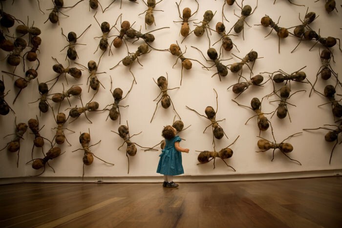 №15 Инсталляции с изображением гигантских муравьёв из стекловолокна колумбийца Рафаэля Гомезбарроса