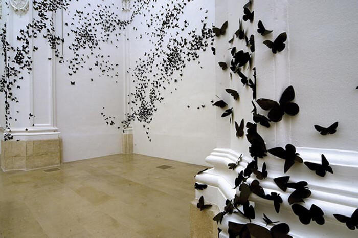 №2 Инсталляция из сотен больших и маленьких мотыльков из черной бумаги "Black Cloud", автор Карлос Аморалес