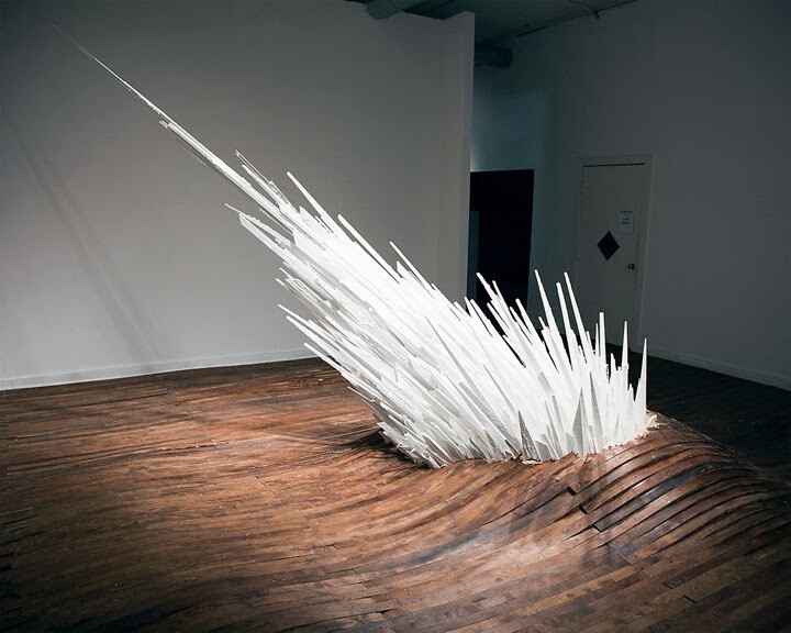 №19 Инсталляция Джонатана Латиано из дерева, пластика, акрила и стекла - "Предметы спора"