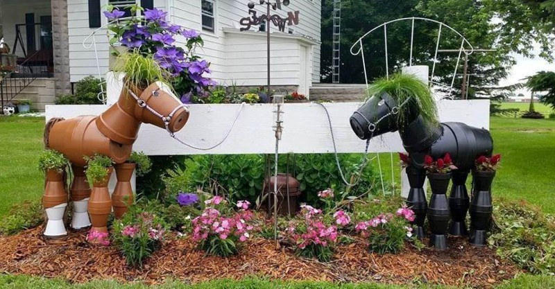 Замечательные лошадки из садовых кашпо