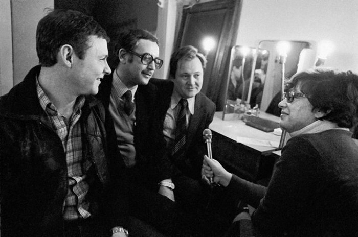 Виталий Соломин, Василий Ливанов и Виктор Павлов перед началом спектакля дают интервью. 1983 г.