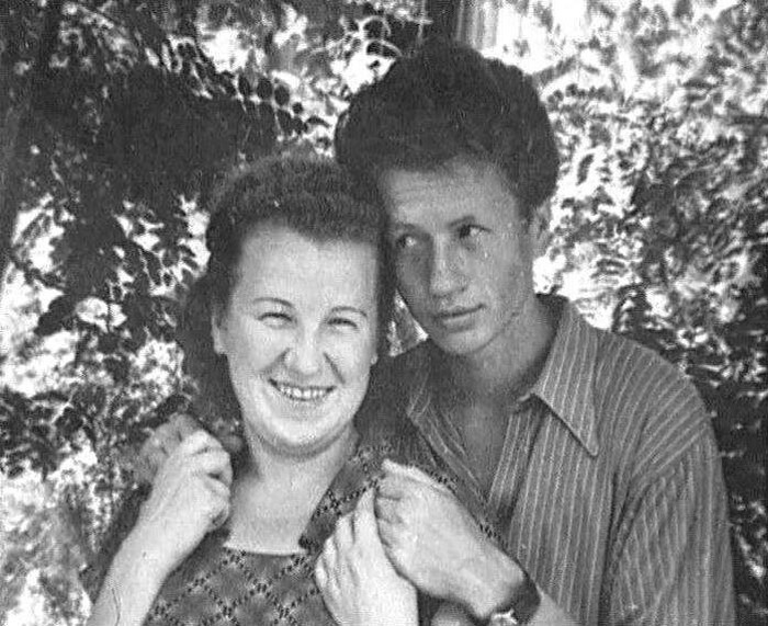 Леонид Быков с мамои Зинаидои Панкратовнои. 1950-е.