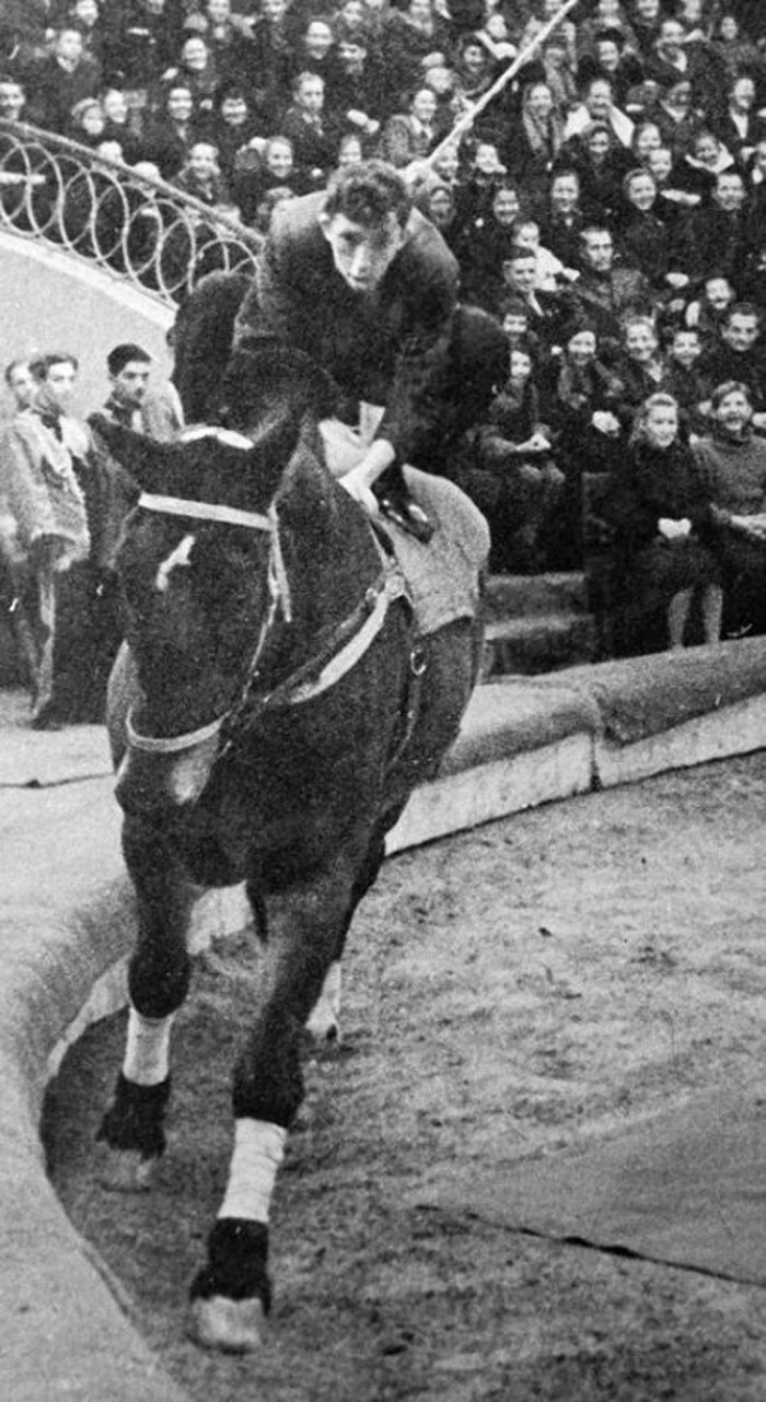 Молодой клоун Юрий Никулин изображает «человека из публики», который впервые сел на лошадь, 1947 год, Москва.