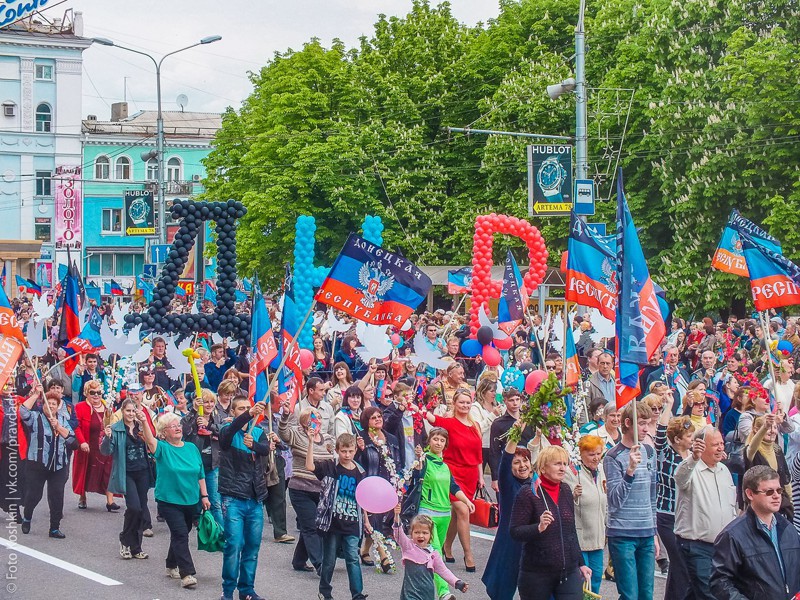 В Донецке 43 тысячи человек отметили день независимости республики !