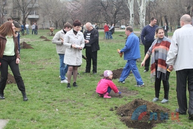 В парке Луганска высадили аллею в память о погибших детях.