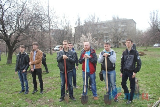 В парке Луганска высадили аллею в память о погибших детях.