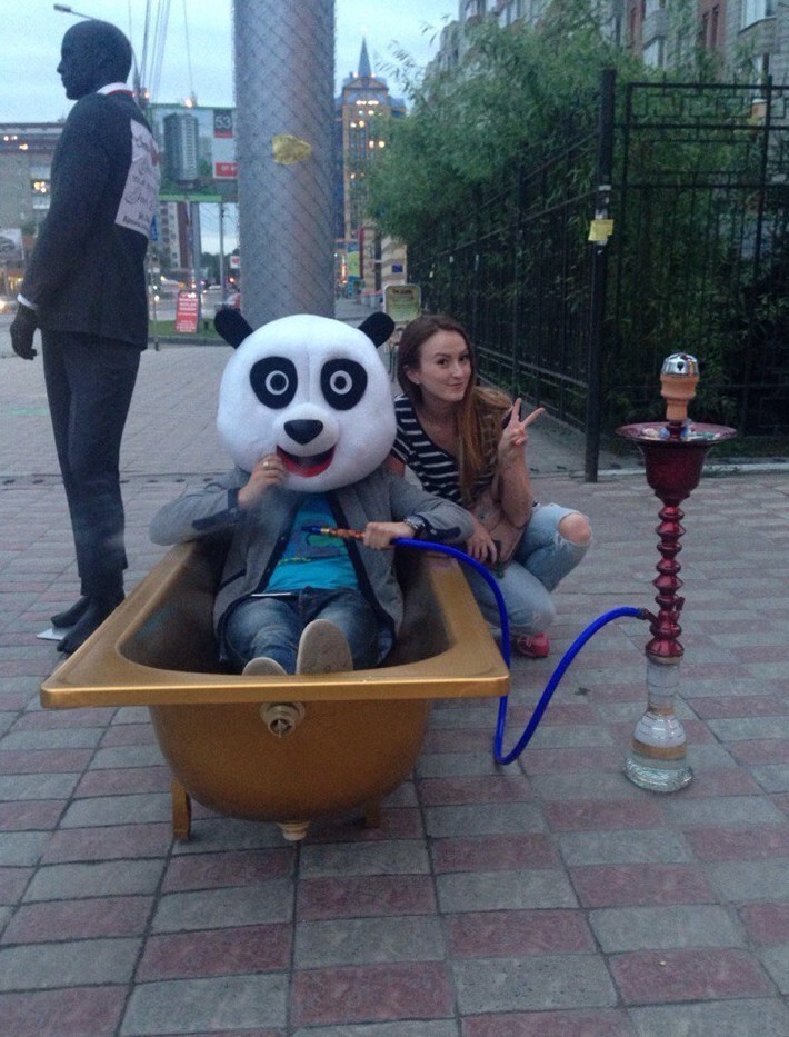 Ничего необычного, проста панда в золотой ванне курит кальян в центре города 