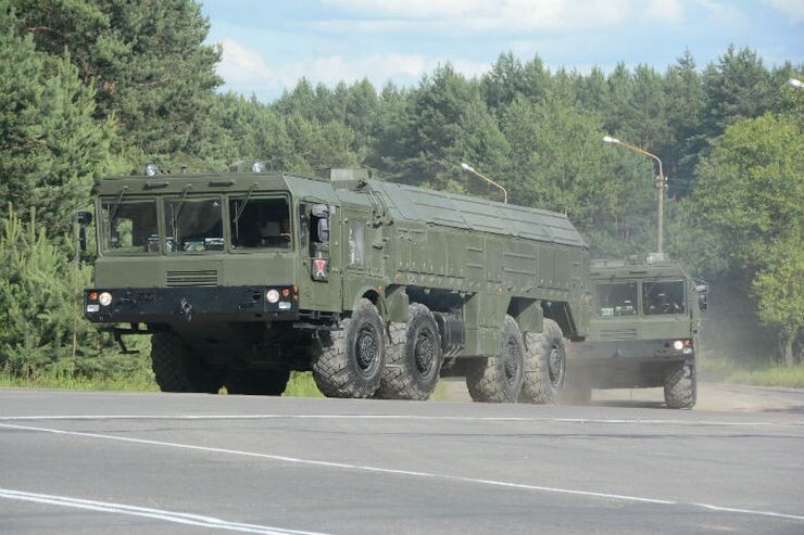 Кто не знает, собственно, вот так выглядит комплекс "Искандер". На вооружении белорусской армии он не состоит, но в минских парадах участие принимал, так что белорусы могли видеть эти машины вживую.