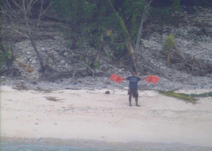 Три моряка спаслись с необитаемого острова благодаря слову "Help", выложенному из пальмовых листьев