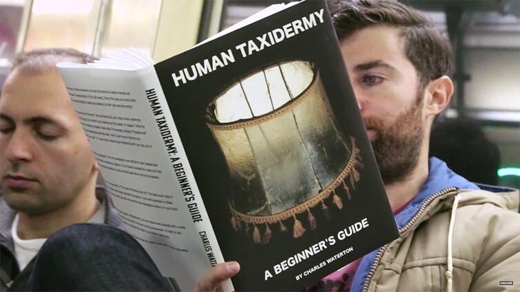 Американский комик разыграл людей, читая в метро очень неприличные книги