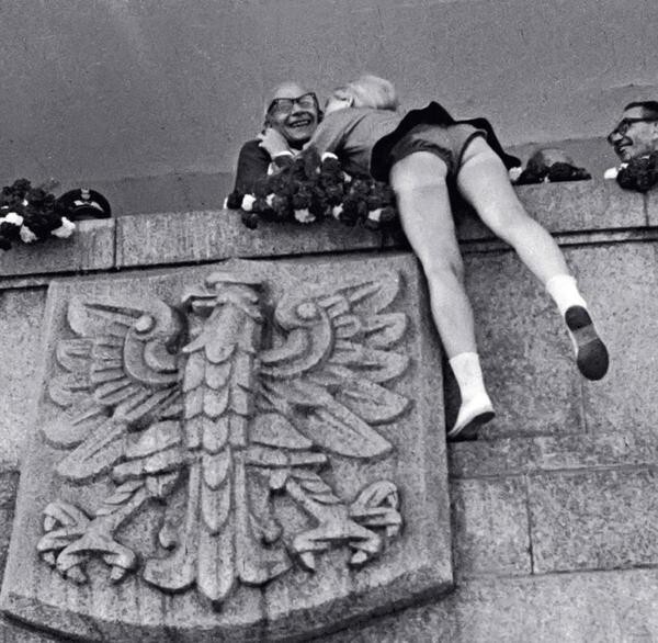 Бывает и такое: первый секретарь ЦК Польской объединённой рабочей партии Владислав Гомулка получает "спонтанный" поцелуй от поклонницы, 1966 год