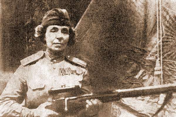 Снайпер Нина Петрова: "Бабушка будет полным кавалером,если доносит свою голову до конца"