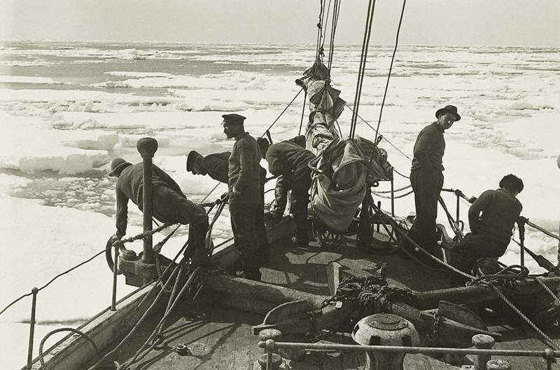 Корабль под названием «Стойкость» («Endurance») не оправдал своего названия. Он застрял во льдах через пару месяцев после начала экспедиции.