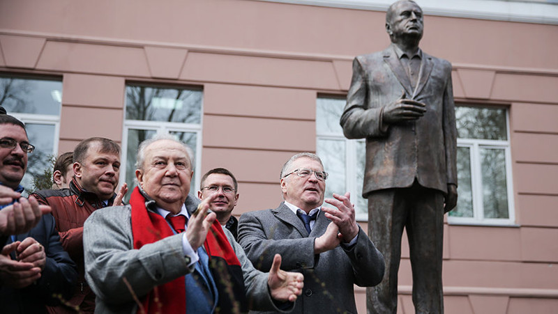 В Москве установили памятник Жириновскому