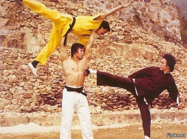 Боло Йен борется с Брюсом Ли, используя Джеки Чана как оружие, 1973 год