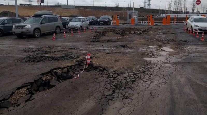 Асфальт на новой парковке у метро Саларьево размыло за два месяца