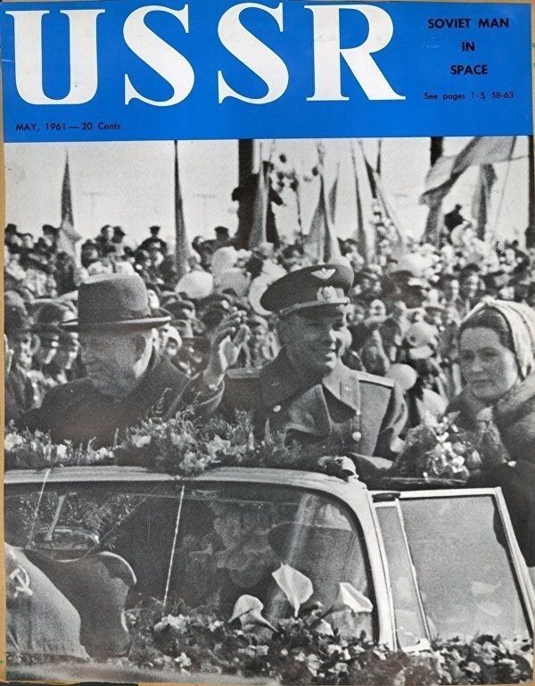 Фотография торжественной встречи первого космонавта, конечно же, появилась на обложке майского номера журнала USSR.