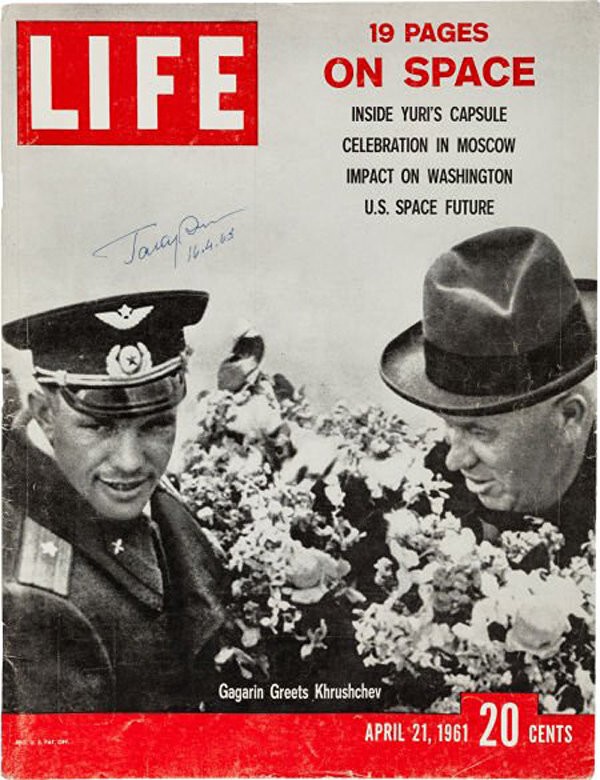 В тот же день, 21 апреля 1961, журнал Life вышел с совместной фотографией Юрия Гагарина и Никиты Хрущева на обложке.