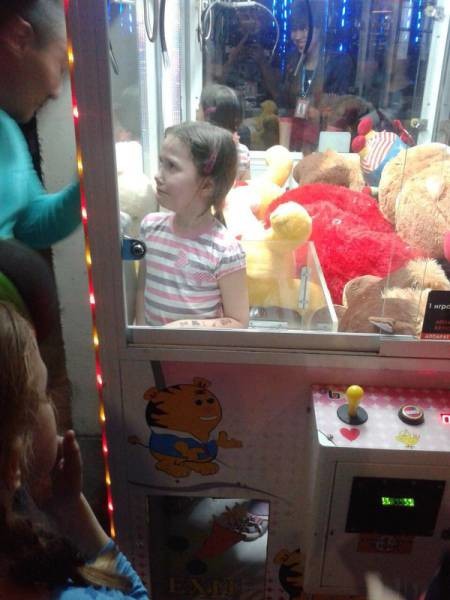 Ребенок в автомате игрушек 