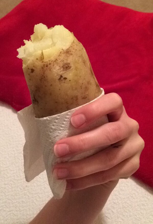 13. Буррито - это хорошо, но еще лучше есть картофелину с кожурой, завернув ее в салфетку.