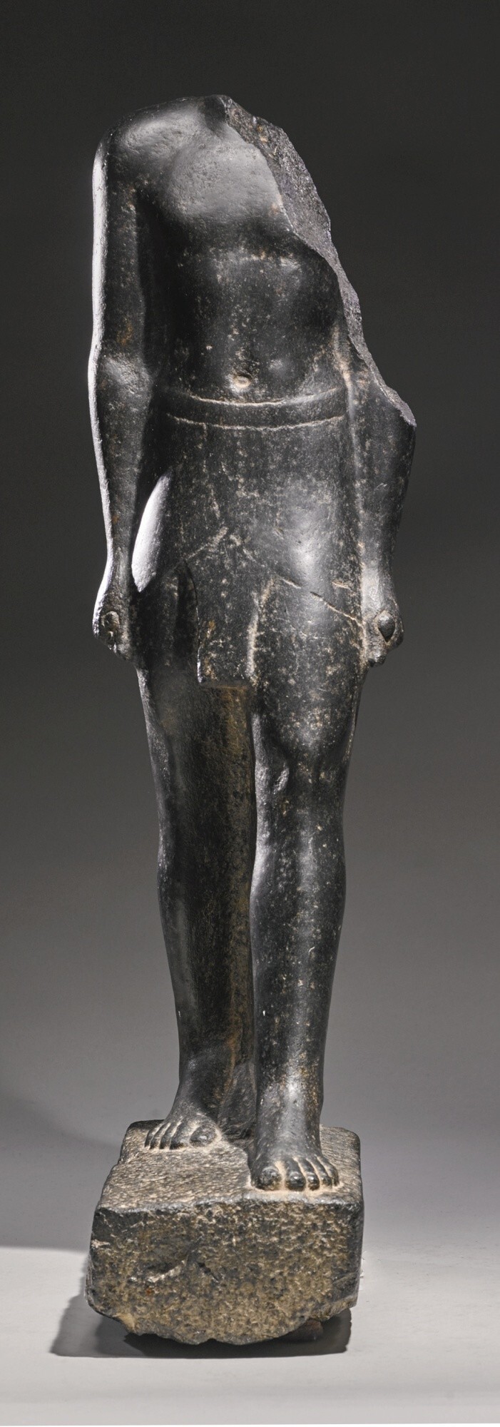 Базальтовая статуя, 30-я династия, 380-200 до Н.Э. Лот 80 000 -120 000 $