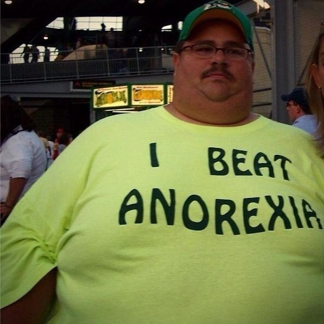 Надпись на футболке "я избавился от анорексии"