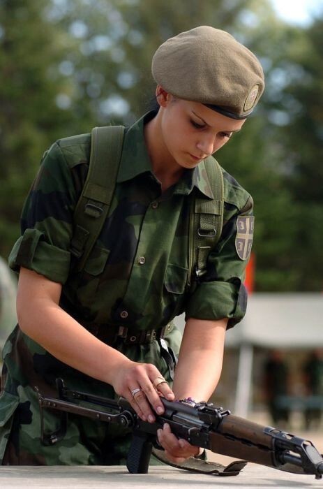 Девушки-военнослужащие сербской армии