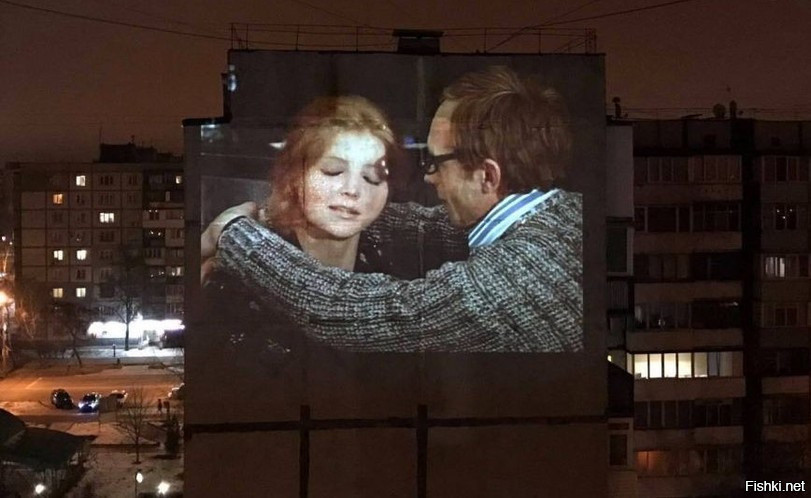 Житель Запорожья запустил "Иронию судьбы" на стене многоэтажки