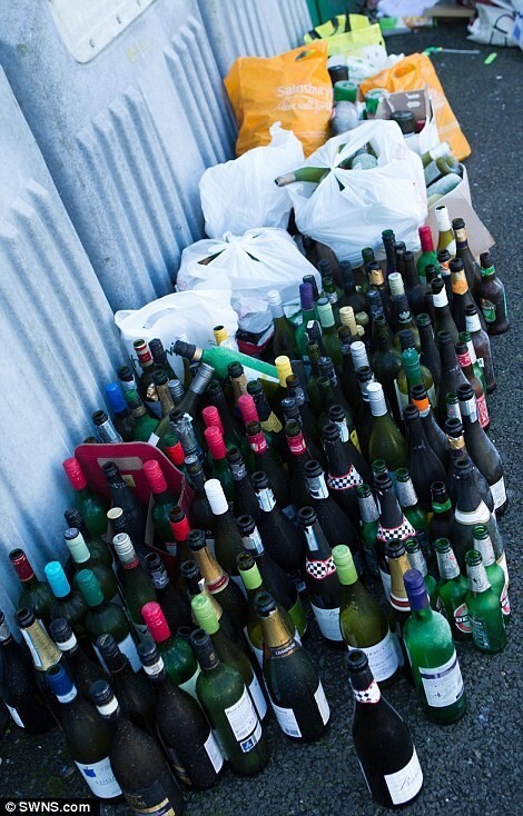 Сотни пустых бутылок из-под вина, шампанского и других напитков пришлось прямо оставить на земле возле Tesco в Бристоле.