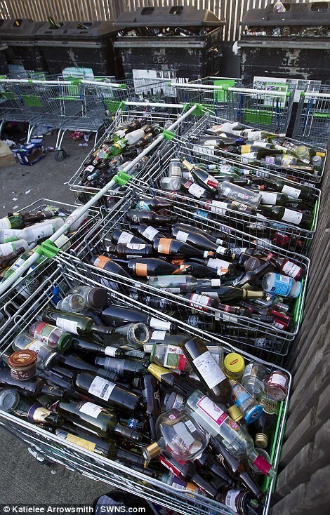 Площадки у супермаркетов и автостоянки возле них были превращены в неофициальные свалки отбросов и бутылок. 