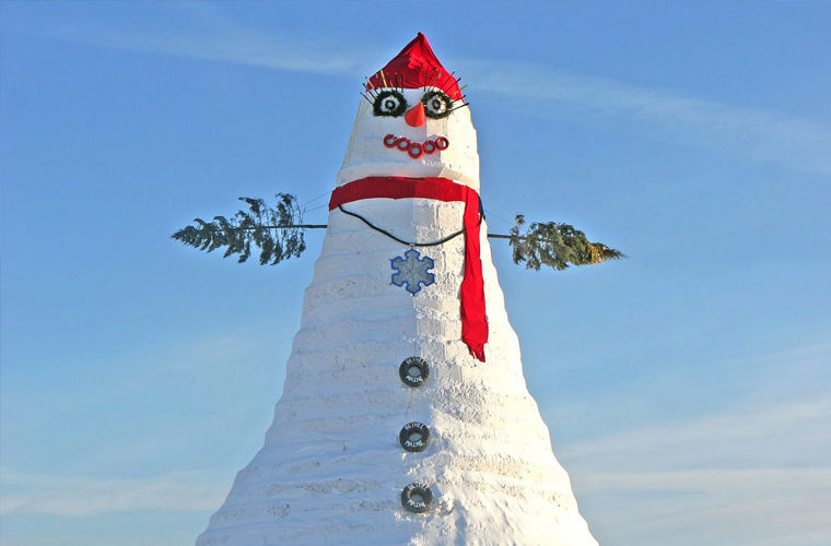 Самый высокий снеговик: вместо рук — деревья