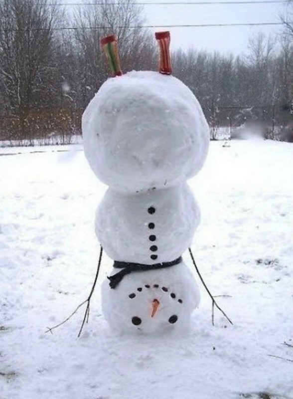 Кто сказал, что снеговик обязательно должен стоять на ногах?