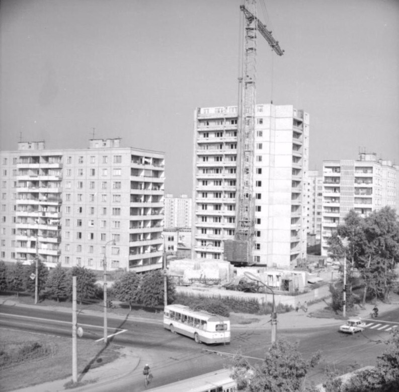 Возведение первого шестнадцатиэтажного дома на углу улицы Горького и проспекта Строителей. 1983 год. 