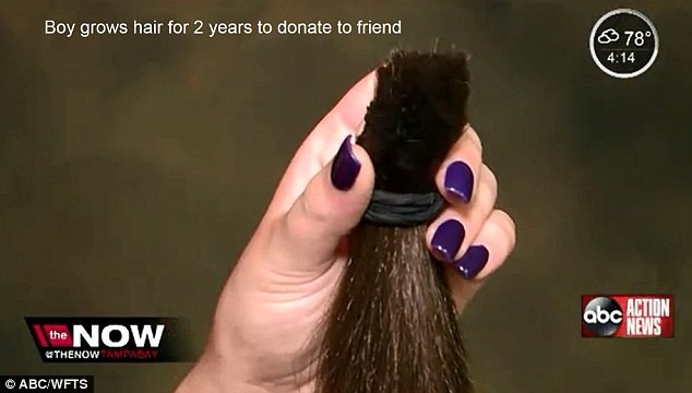 10-летний мальчик 2 года отращивал волосы для подруги, страдающей облысением