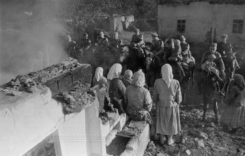 16. Конники 1-го Белорусского фронта в освобожденной деревне. 1944.
