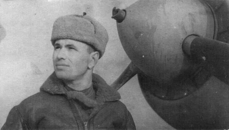 17. Командир эскадрильи 31-го истребительного авиаполка капитан Скоморохов у истребителя Ла-5 в Венгрии. 1945.