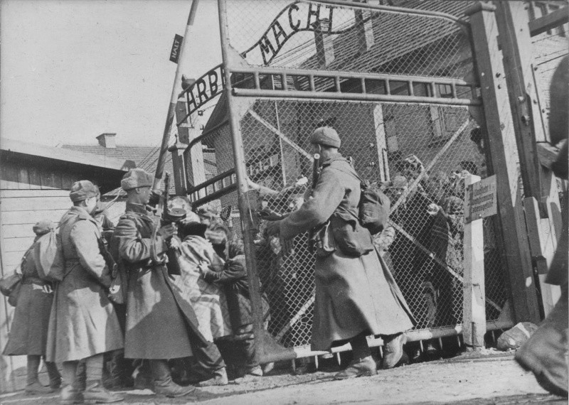 1. Советские солдаты открывают ворота концлагеря Освенцим, освобождая заключенных. 1945.