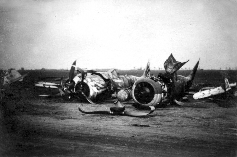 19. Разбитые немецкие истребители Fw.190 на аэродроме Ютерборг под Берлином. 1945.