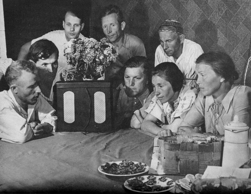 5. Члены колхоза «Путь Ильича» слушают сводки Совинформбюро. 1941.