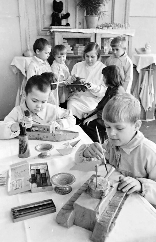 7. Дети готовят подарки для раненых бойцов Московского госпиталя. 1942.