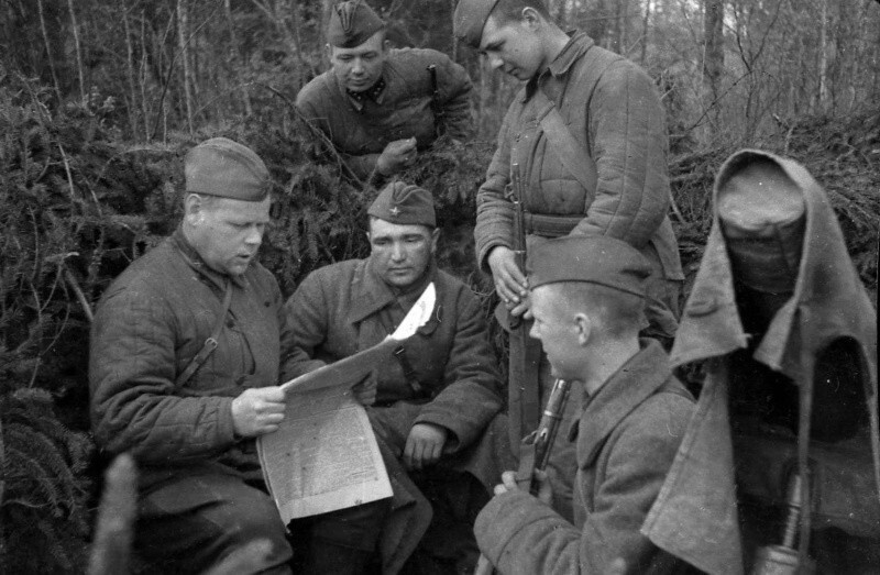 9. Группа бойцов Калининского фронта за чтением сводок Совинформбюро. 1942.