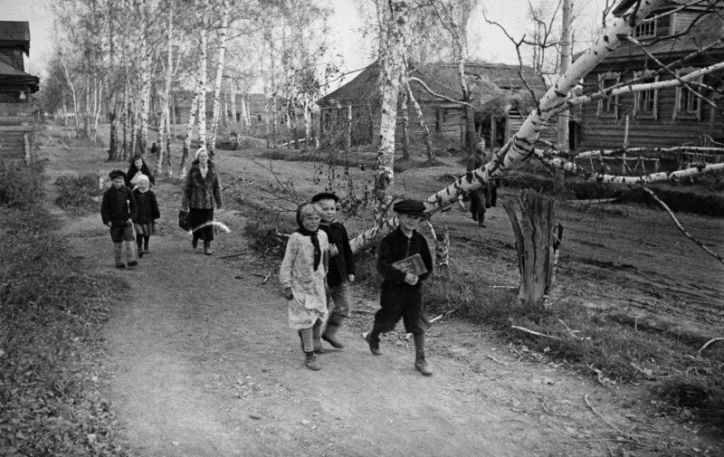 10. Дети идут в школу по улице освобожденного села на Ржевском направлении. 1942-43.