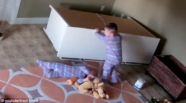 Двухлетний малыш помог своему брату-близнецу выбраться из-под тяжелого комода