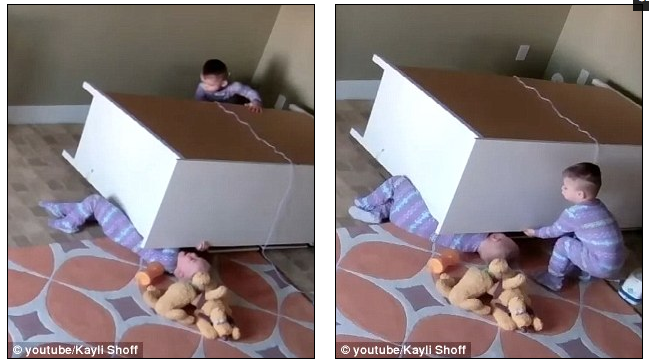 Двухлетний малыш помог своему брату-близнецу выбраться из-под тяжелого комода