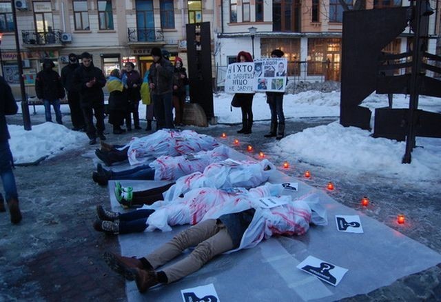 Некрофилия — неотъемлемая часть Евромайдана. Это акция в Ивано-Франковске — 11 февраля 2014 года!
