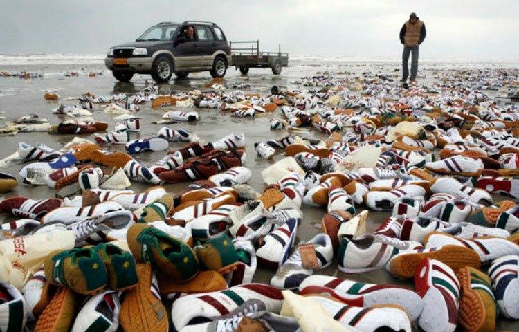 Несколько лет назад судно Mondriaan во время шторма было вынуждено сбросить несколько контейнеров за борт, в результате чего рядом находящийся пляж пополнился огромной коллекцией кроссовок и другой обуви